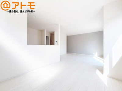 【居間・リビング】 | 駿河区下川原六丁目13期　新築戸建　1号棟 | 日当たりのよいリビングは、一年を通してぽかぽかとしています。家族が自然と集まる空間になりそうですね♪