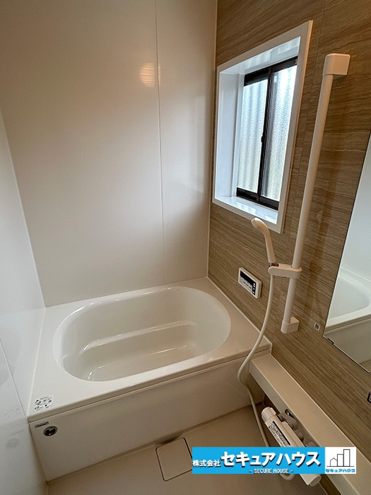 名古屋市緑区旭出2丁目　中古住宅の浴室|【浴室】
毎日の疲れを癒やすバスタイムをお楽しみ下さい！
窓付きで、カビの繁殖を抑える効果があります。また、空間を明るく広く見せる効果もあります。
リフォームして新しくなりました‼