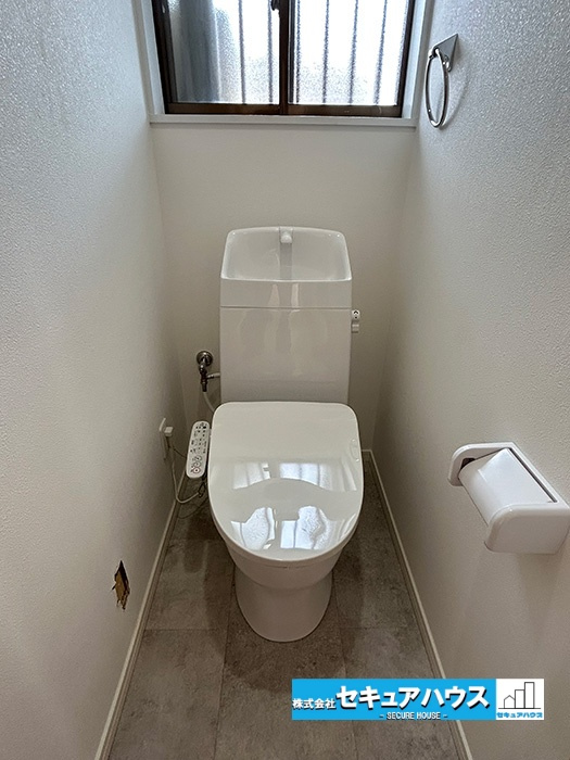 名古屋市緑区旭出2丁目　中古住宅のトイレ|【トイレ】
窓付きで通気性が良く、お掃除しやすく、清楚感がある温水洗浄便座のトイレになってます。
リフォームして新しくなりました‼