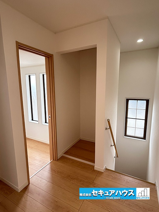 名古屋市緑区旭出2丁目　中古住宅のその他|【階段収納】
二階のお掃除に、掃除機などが置けるスペースもあります‼