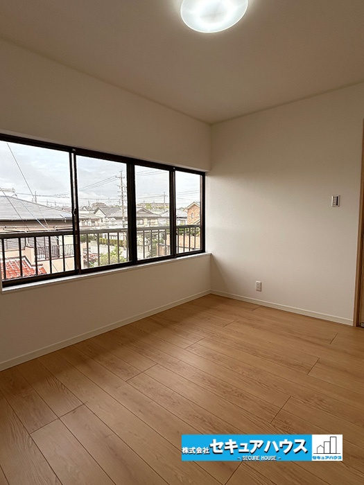 名古屋市緑区旭出2丁目　中古住宅の洋室|【洋室】
窓がたくさんあり、陽当たりも良く、通気性がいいお部屋です‼