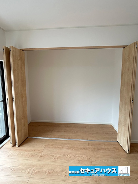 名古屋市緑区旭出2丁目　中古住宅の収納|【クローゼット】
◆収納上手な生活を実現！衣類だけでなく、箱物や思い出の品もたっぷり収納できますので、整理整頓もスムーズに。居室空間をより広々と使えます！