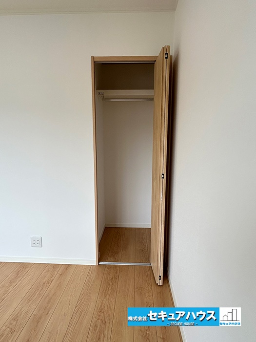 名古屋市緑区旭出2丁目　中古住宅の収納|【収納】
衣類も収納でき、小物類も収納できちゃうスペース‼