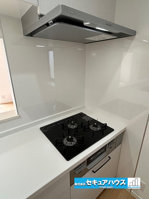 名古屋市緑区旭出2丁目　中古住宅のキッチン|お料理しやすさに最適な広々と使えるキッチン♪
◆三つ口コンロになっており、同時にたくさんの料理が調理できる。「焼く・蒸す・煮る」の工程を同時進行で進めることができるので料理を素早く作ることができます。