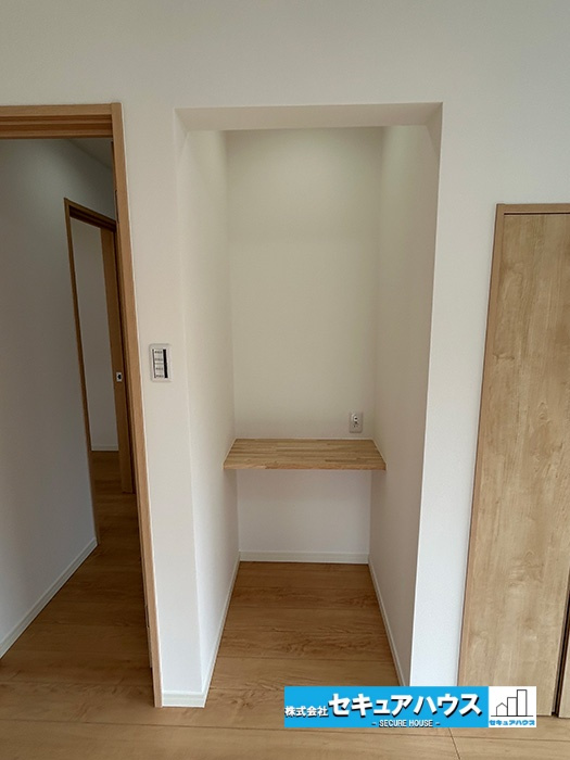 名古屋市緑区旭出2丁目　中古住宅の収納|【リビング収納】
◆日用品のストック、掃除道具、バッグ、小物類も置けるスペース♪
