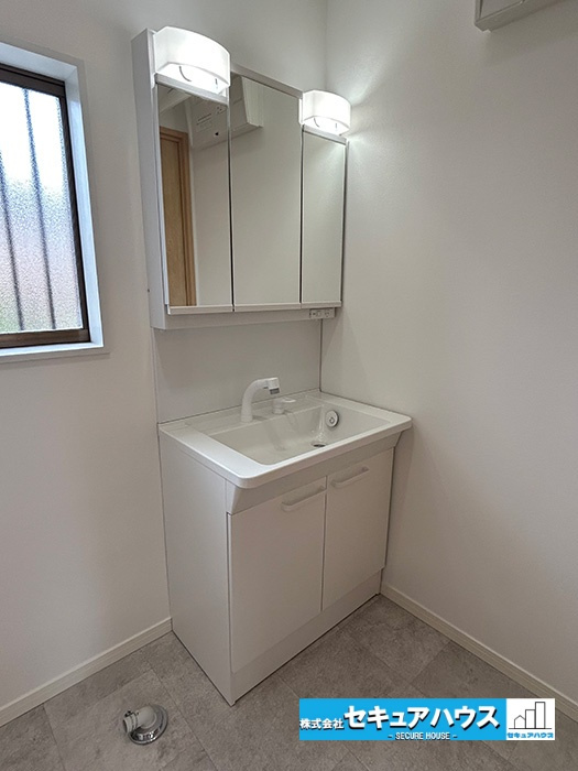 名古屋市緑区旭出2丁目　中古住宅の独立洗面台|【独立洗面化粧台】
鏡の裏にはたっぷりと収納スペースを標準装備！
◆電源を付属しているのでドライヤーなど利用できます。
リフォームして新しくなりました‼