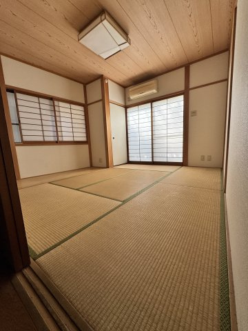 上植野町樋爪戸建て住宅の和室|１階DLから続きの、素敵な和室です。電動で開閉する畳下収納があります