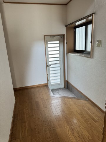 上植野町樋爪戸建て住宅のその他|勝手口です。廊下からそのままガレージ出ることができます。