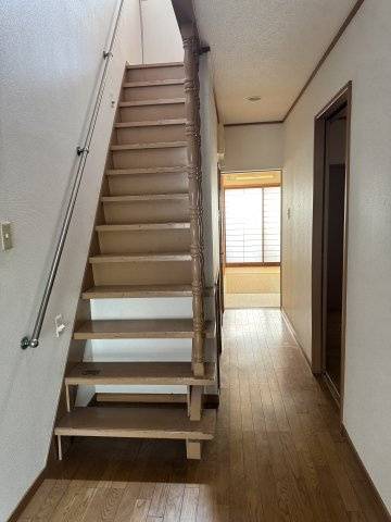 上植野町樋爪戸建て住宅のその他|階段とその奥には和室
