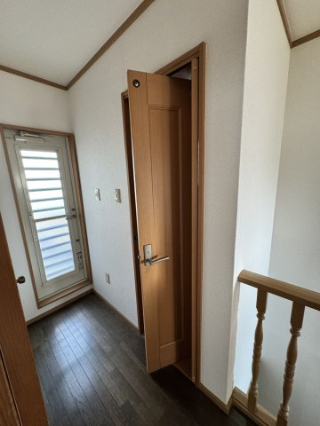 上植野町樋爪戸建て住宅のトイレ|2階トイレのドアとバルコニーにつながるテラスドア