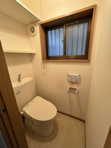 上植野町樋爪戸建て住宅のトイレ|落ち着いた色調のトイレです