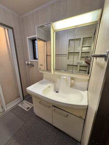 上植野町樋爪戸建て住宅の独立洗面台|朝の身支度には欠かせない独立洗面化粧台。ゆったりとした空間が取れています。