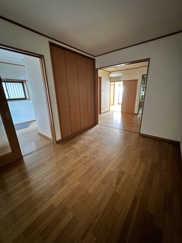 上植野町樋爪戸建て住宅の洋室|洋間（S)～ダイニング～和室とつながるゆとりの空間です。
床暖房仕様です。