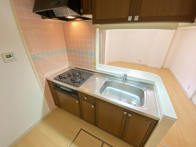 神戸市須磨区鷹取町３丁目の賃貸マンションのキッチン|システムキッチン（ガス３口）