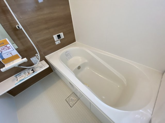 ◆◆必ずもらえる！選べる！キャンペーン実施中♪◆◆　☆平泉崎第8／2号棟☆　の浴室|◆ユニットバスの写真です◆　毎日の疲れを癒す広々とした浴室は、足を伸ばしてゆっくりとくつろげます♪　好きな音楽を聴いたり、動画を見たり、半身浴をして　自分だけの癒し時間が楽しめますね！

