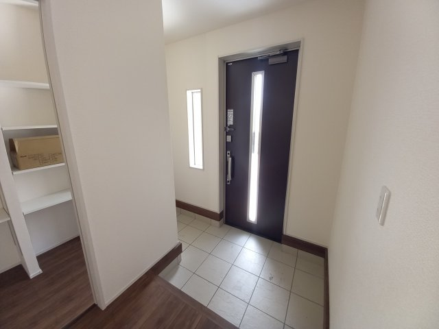 ◆◆必ずもらえる！選べる！キャンペーン実施中♪◆◆　☆平泉崎第8／2号棟☆　の玄関|ゆったりとした玄関です