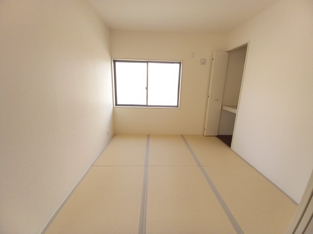 ◆◆必ずもらえる！選べる！キャンペーン実施中♪◆◆　☆平泉崎第8／2号棟☆　の和室|◆和室の写真です◆　和室でゆっくりと過ごせるのは、贅沢な時間ですね♪　鮮やかな緑色がキレイです！！（＾＾）/

