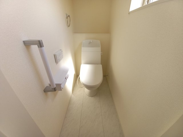 ◆◆必ずもらえる！選べる！キャンペーン実施中♪◆◆　☆平泉崎第8／2号棟☆　のトイレ|◆トイレの写真です◆
便器にフチがないので汚れが隠れて見えない部分がありません。 お手入れがとってもラクラクです♪　一階、二階にそれぞれトイレがございますので、ご家族の多い方でも安心ですね♪

