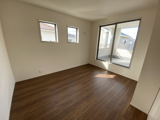 ◆◆必ずもらえる！選べる！キャンペーン実施中♪◆◆　☆平泉崎第8／2号棟☆　の洋室|◆居室の写真です◆　柔らかい陽光が差し込む明るいお部屋を演出☆　使い勝手の良い間取りなので、ご家族の状況の変化にも耐えられますね。


