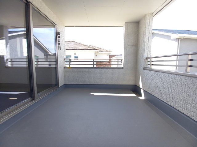 ◆◆必ずもらえる！選べる！キャンペーン実施中♪◆◆　☆平泉崎第8／2号棟☆　のバルコニー|◆バルコニーの写真です◆　お布団なども充分に干せる広さがございます。　共働きのご家族でも天気を気にせず洗濯物を干せます。

