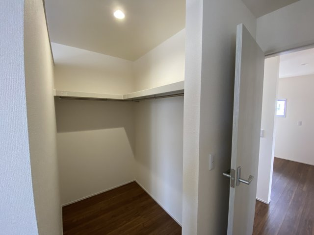 ◆◆必ずもらえる！選べる！キャンペーン実施中♪◆◆　☆平泉崎第8／2号棟☆　の収納|◆収納スペースの写真です◆　十分な広さがあるので収納には困りませんね♪　お手持ちの衣類ケースなども置ける大空間で、寝室がスッキリ使えます。