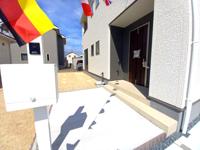 ◆◆必ずもらえる！選べる！キャンペーン実施中♪◆◆　☆平泉崎第8／2号棟☆　の玄関|◆玄関の写真です◆
玄関の写真です。断熱玄関ドアなので、冷気や暖気の侵入や流出を抑えてくれます。
お洒落で明るい玄関は、お客様にも喜ばれそうです♪♪

