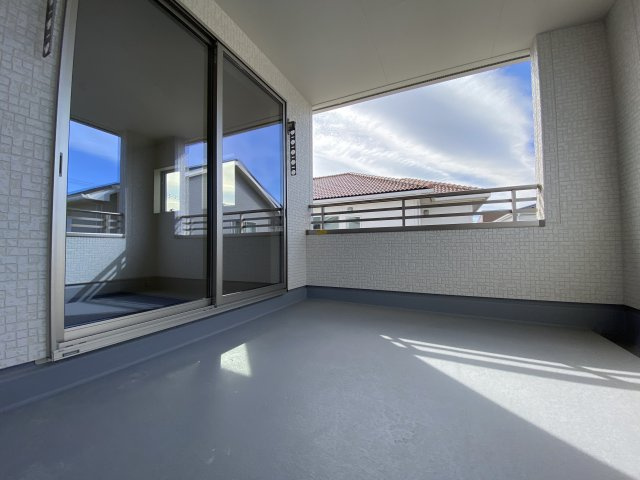 ◆◆必ずもらえる！選べる！キャンペーン実施中♪◆◆　☆平泉崎第8／2号棟☆　のバルコニー|◆バルコニーの写真です◆　お布団など大きいものも、充分に干せる広さがございます。人気のベランピングも楽しめる広さ！自宅のアウトドア空間でゆったり過ごせます。

