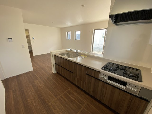 ◆◆必ずもらえる！選べる！キャンペーン実施中♪◆◆　☆平泉崎第8／2号棟☆　のキッチン|◆キッチンの写真です◆お料理しながらご家族とコミュニケーションをとれる人気のプランです。料理中でもお子様がリビングやダイニングで遊んでいる姿が見えます。