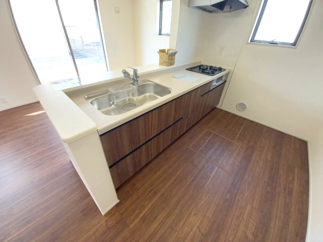 ◆◆必ずもらえる！選べる！キャンペーン実施中♪◆◆　☆平泉崎第8／2号棟☆　のキッチン|◆キッチンの写真です◆
料理好きな人必見♪キッチンスペース広々！
対面式キッチンですので、お食事の準備をしながらご家族との会話を楽しめます☆
