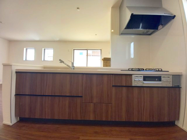 ◆◆必ずもらえる！選べる！キャンペーン実施中♪◆◆　☆平泉崎第8／2号棟☆　のキッチン|◆キッチンの写真です◆　とにかくものが多くなりがちなキッチン空間。システムキッチンは見た目スッキリなのに収納力たっぷりです♪さらに床下収納もあります。

