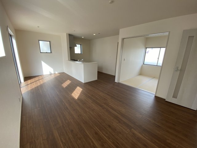 ◆◆必ずもらえる！選べる！キャンペーン実施中♪◆◆　☆平泉崎第8／2号棟☆　の居間・リビング|◆リビングの写真です◆木の温もりがやさしいフローリングは安らぎをもたらすプライベート空間♪大きな窓のあるリビングは、陽光あふれる明るく居心地も良くご家族皆がゆったり寛げる憩いの空間となりそうです