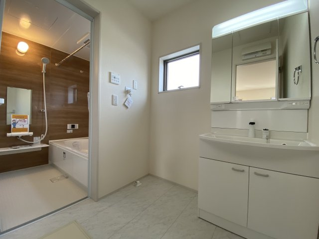 ◆◆必ずもらえる！選べる！キャンペーン実施中♪◆◆　☆平泉崎第8／2号棟☆　の独立洗面台|◆洗面所の写真です◆清潔感のある、使い勝手の良い洗面台は、朝が気持ちよく迎えられそうです。三面の鏡をすべて使い、収納スペースをしっかり確保してあるので、歯ブラシなどの収納に便利ですね♪


