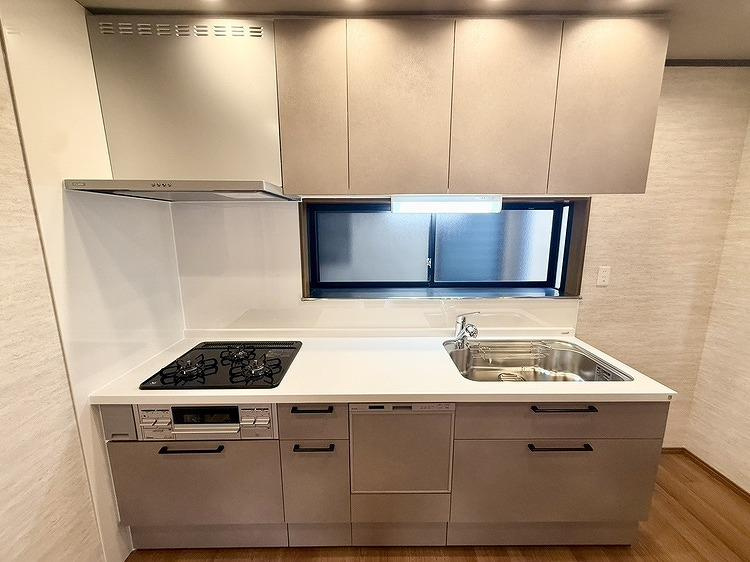 大久保町5丁目　中古一戸建てのキッチン|システムキッチン　食器洗い乾燥機付き
■物件内覧・資金計画相談・住宅ローン相談、リフォーム相談、お問合せ受付中■
※当日・翌日のご内覧、ご相談はお電話でのお問合せがスムーズです！