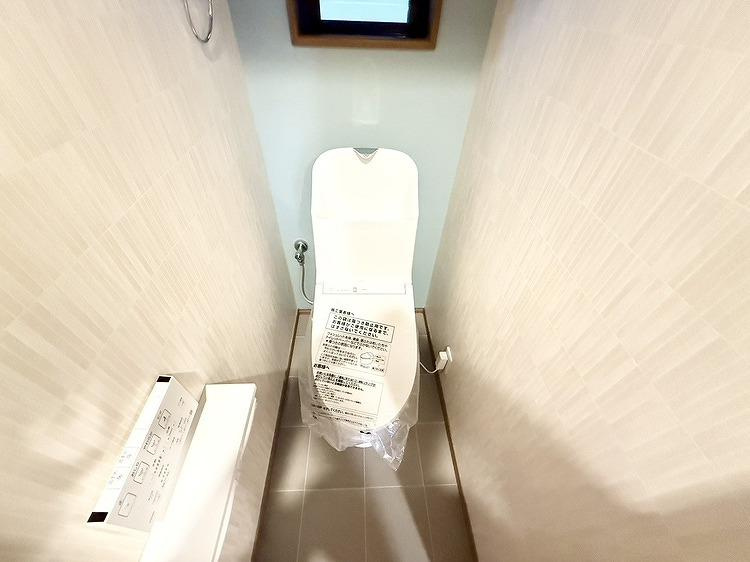 大久保町5丁目　中古一戸建てのトイレ|温水洗浄便座付き
■物件内覧・資金計画相談・住宅ローン相談、リフォーム相談、お問合せ受付中■
※当日・翌日のご内覧、ご相談はお電話でのお問合せがスムーズです！