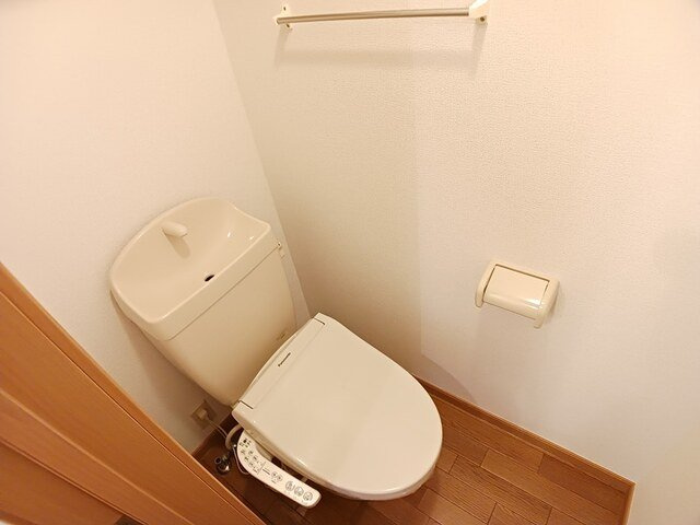 ベルソレイユのトイレ|温水洗浄便座付きです。