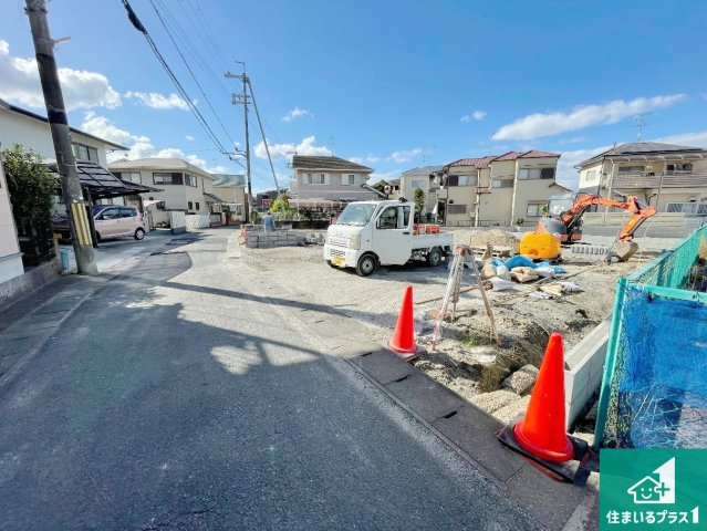 相楽郡精華町菱田東川原　新築一戸建ての前面道路含む現地写真|周辺は落ち着いた街並みの住宅地！子育てがしやすい住環境です！まだ未完成ですが、現地でしかわからない事もございます。是非一度ご覧ください。