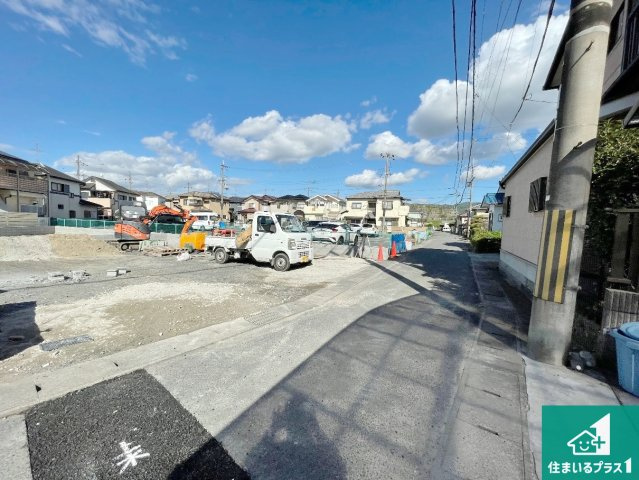 相楽郡精華町菱田東川原　新築一戸建ての前面道路含む現地写真|周辺は落ち着いた街並みの住宅地！子育てがしやすい住環境です！まだ未完成ですが、現地でしかわからない事もございます。是非一度ご覧ください。