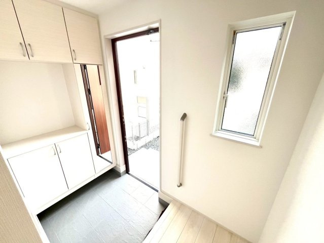 堺市東区大美野2号地　新築一戸建ての玄関