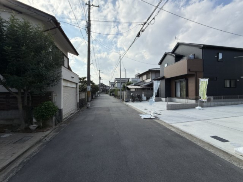 堺市東区大美野2号地　新築一戸建ての前面道路含む現地写真
