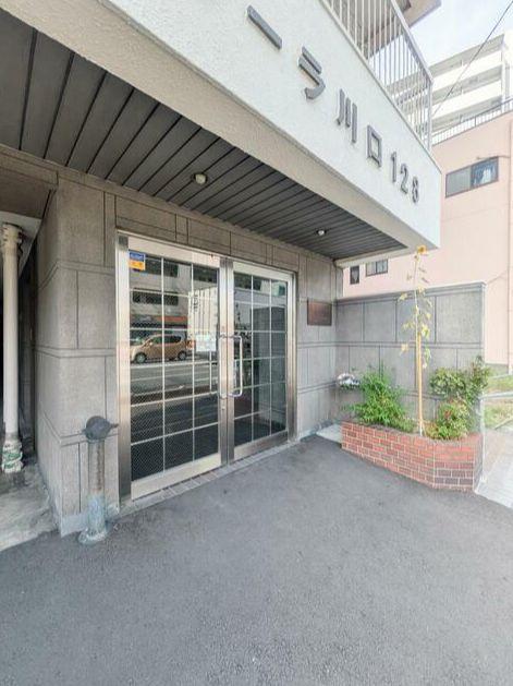 サーラ川口128のエントランス