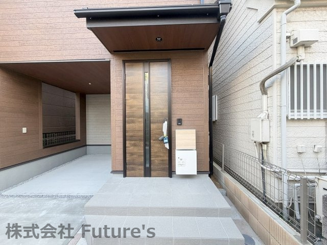 三郷市高州1丁目　新築戸建　全1棟のエントランス|不在時に便利な宅配BOX完備