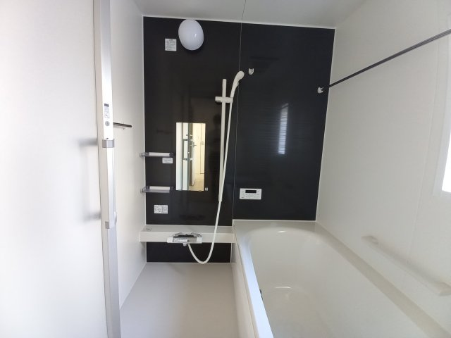 【いわき市小名浜南富岡　第1】　5号棟　※必ずもらえる選べるキャンペーン実施中！の浴室|同施工　■□■ユニットバスの写真です■□■　高断熱浴槽なので、温めたお湯の熱を逃がしにくくし、しっかり断熱してくれるので、入浴の時間帯がバラバラでも安心ですね♪