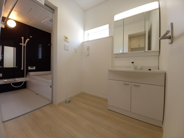 【いわき市小名浜南富岡　第1】　5号棟　※必ずもらえる選べるキャンペーン実施中！の独立洗面台|同施工　■□■洗面所の写真です■□■　使い勝手の良い洗面台は、奥様の身支度の時間も楽しくなりそうですね。