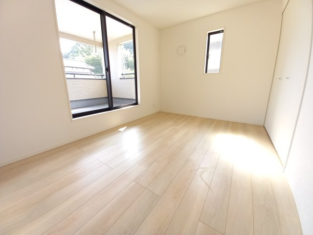 【いわき市小名浜南富岡　第1】　5号棟　※必ずもらえる選べるキャンペーン実施中！の洋室|同施工　■□■居室の写真です■□■　
木の温もりがナチュラルでくつろげる空間ですね。