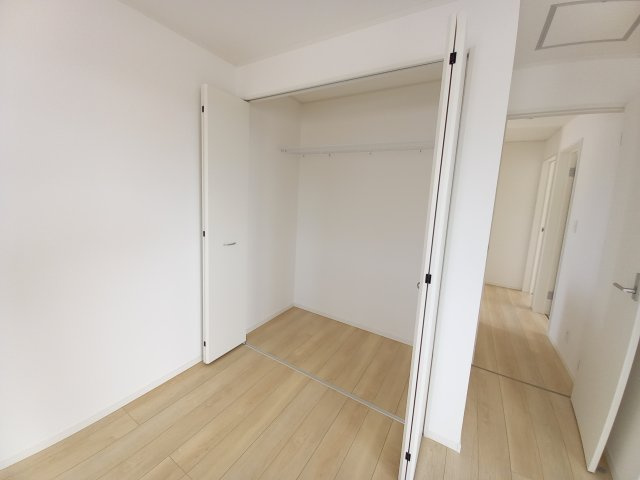 【いわき市小名浜南富岡　第1】　5号棟　※必ずもらえる選べるキャンペーン実施中！のその他|同施工　◆収納スペースの写真です◆　十分な広さがあるので収納には困りませんね♪　お手持ちの衣類ケースなども置ける大空間で、寝室がスッキリ使えます。


