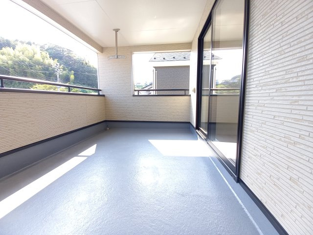 【いわき市小名浜南富岡　第1】　5号棟　※必ずもらえる選べるキャンペーン実施中！のバルコニー|同施工　■□■バルコニーの写真です■□■　お布団など大きいものも、充分に干せる広さがございます。