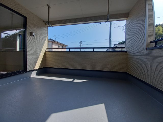 【いわき市小名浜南富岡　第1】　5号棟　※必ずもらえる選べるキャンペーン実施中！のバルコニー|同施工　■□■バルコニーの写真です■□■　お布団なども充分に干せる広さがございます。