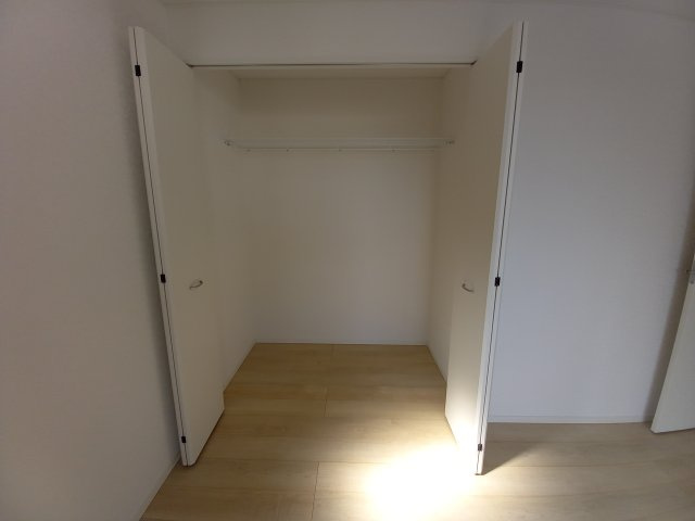 【いわき市小名浜南富岡　第1】　5号棟　※必ずもらえる選べるキャンペーン実施中！の収納|同施工　◆収納スペースの写真です◆　十分な広さがあるので収納には困りませんね♪　お手持ちの衣類ケースなども置ける大空間で、寝室がスッキリ使えます。