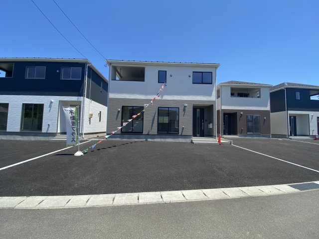 【いわき市小名浜南富岡　第1】　5号棟　※必ずもらえる選べるキャンペーン実施中！の駐車場|同施工　◆カースペースの写真です◆
陽当りの良い駐車場は週末の洗車も快適です♪お車の他にも、自転車をとめられそうなスペースもございます。
