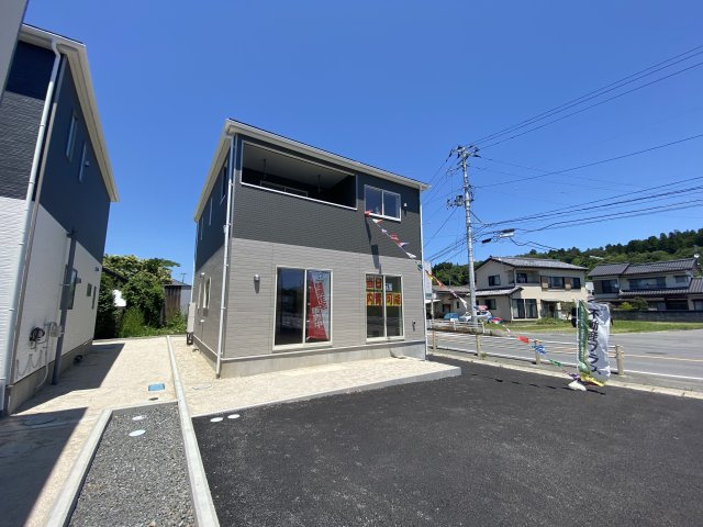 【いわき市小名浜南富岡　第1】　5号棟　※必ずもらえる選べるキャンペーン実施中！の前面道路含む現地写真|◆同施工写真です◆
休日は家族みんなで夢のマイホーム探しに出かけてみませんか！（＾＾）♪
お問い合わせは不動産プラスまで☆

